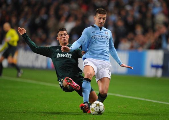 哈兰德速度冲垮整条防线（哈兰德飞速撕裂整条防线）