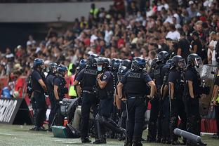 周定洋入围亚冠最佳球员，但因限薪令遭拒，欲重返欧洲或改身份寻求更高薪资。（周定洋跻身亚冠最佳候选，却因限薪遭拒，拟重返欧洲或改身份谋更高薪资）