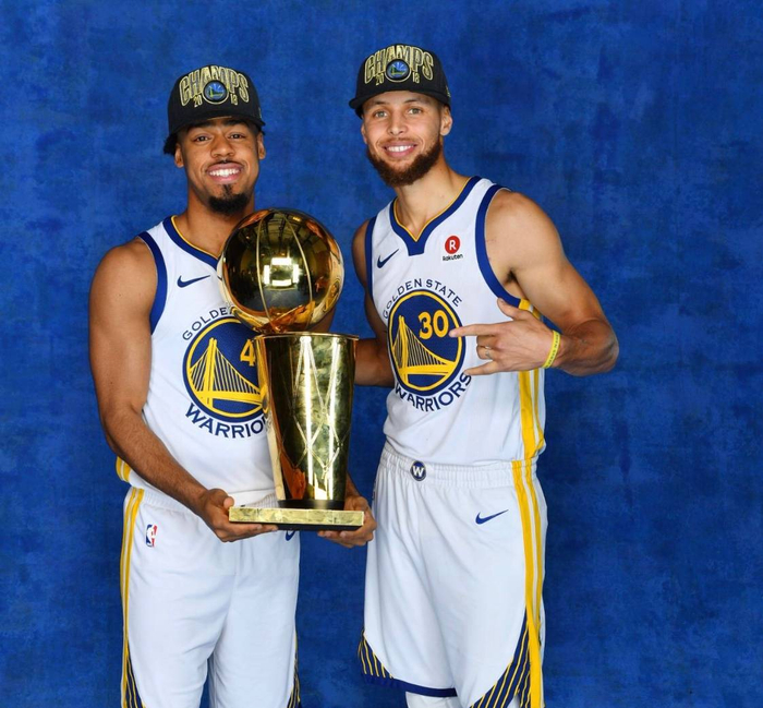 迪玛利亚优雅盘带演绎绿茵华尔兹（迪玛利亚用细腻脚法奏响草场圆舞曲）