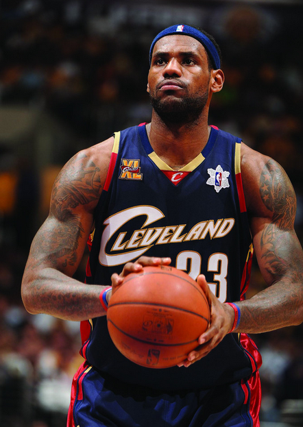 孔帕尼：凯恩和对手的手臂位置几乎一样，这种情况不该判点球（孔帕尼质疑判罚：凯恩与对手手臂位置几乎一致，不应判点球）