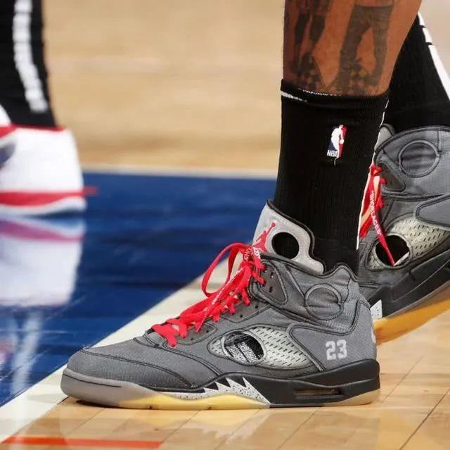 掘金约基奇豪取三双助球队连胜（约基奇三双发威，掘金延续连胜）