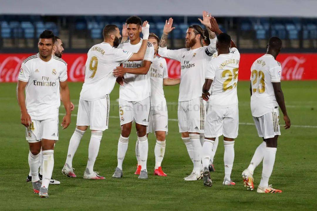 意甲第15轮观赛指南：佛罗伦萨继续力争首胜，罗马科莫强强对决（意甲第15轮看点：佛罗伦萨冲击首胜，罗马与科莫上演焦点对决）