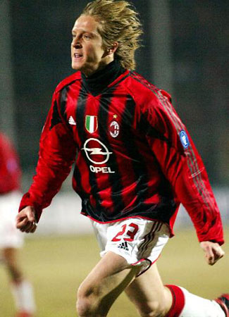 邵佳一谈成为国足主帅：正在家看电脑突然收到700多条信息（邵佳一谈挂帅国足：在家看电脑时突收七百多条消息）