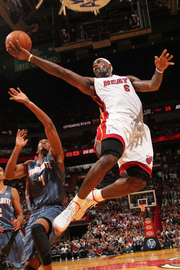 足球国足U21集训营启动，未来之星云集（U21国足集训营开营，潜力新星汇聚）