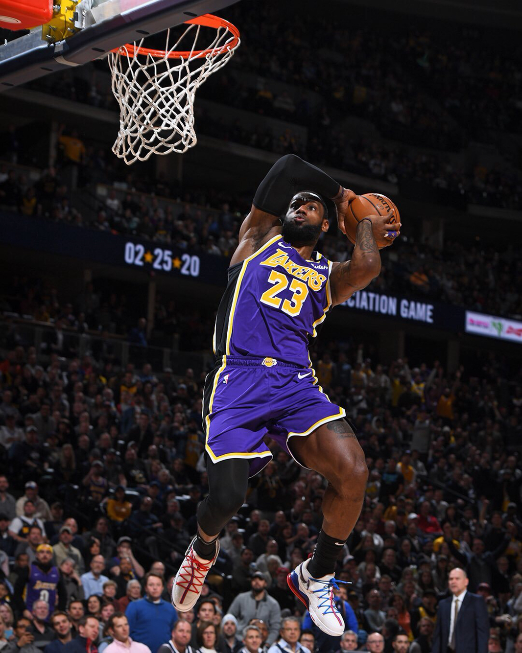 干哪去了？欧冠黄潜vs哥本哈根赛前播放欧联杯主题曲（搞错了？欧冠黄潜vs哥本哈根赛前误播欧联杯主题曲）