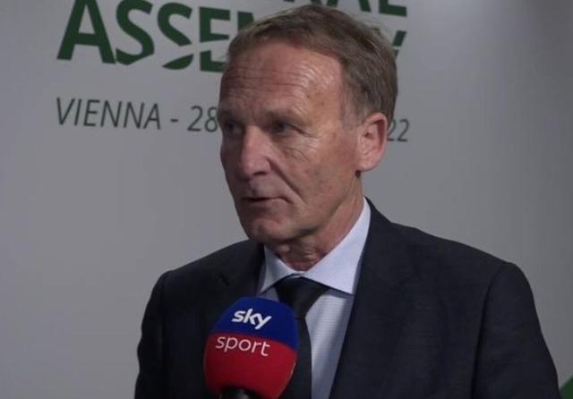 哈里·凯恩替补出场打入帽子戏法，五星拜仁轻松战胜斯图加特（哈里·凯恩替补戴帽，拜仁轻取斯图加特）