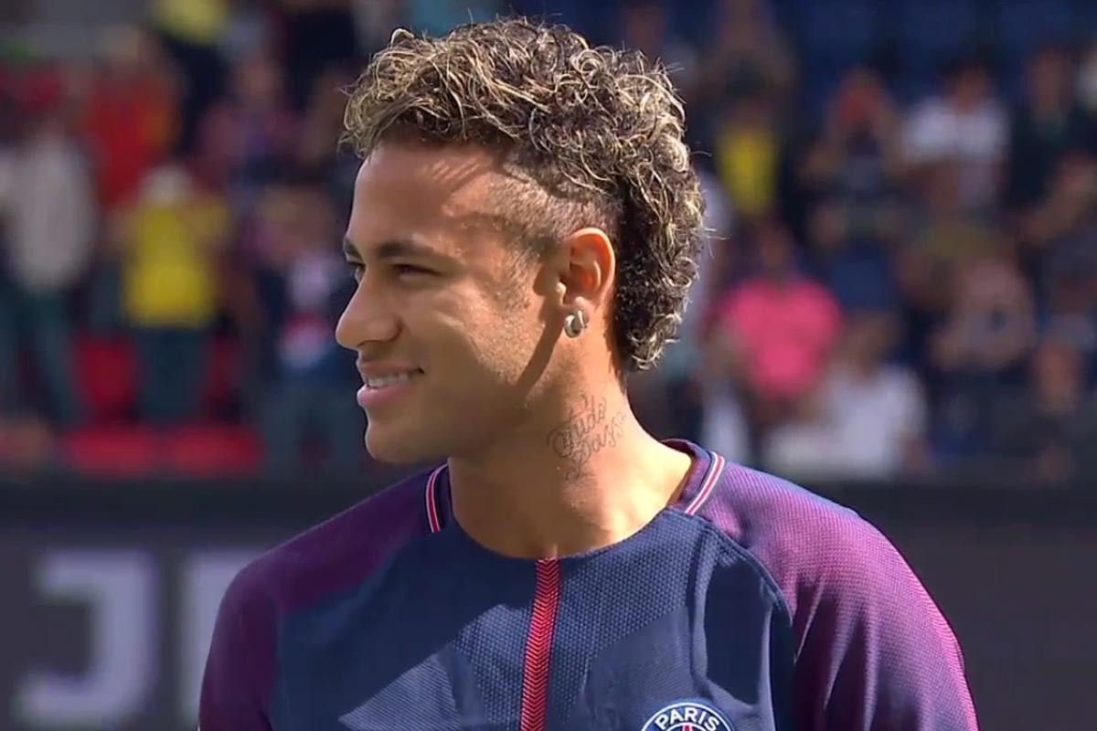 梅西小时候铃声响了不回教室，老师批评他：马拉多纳只有一个（梅西童年上课铃响仍未回班，老师斥责：马拉多纳独一无二）