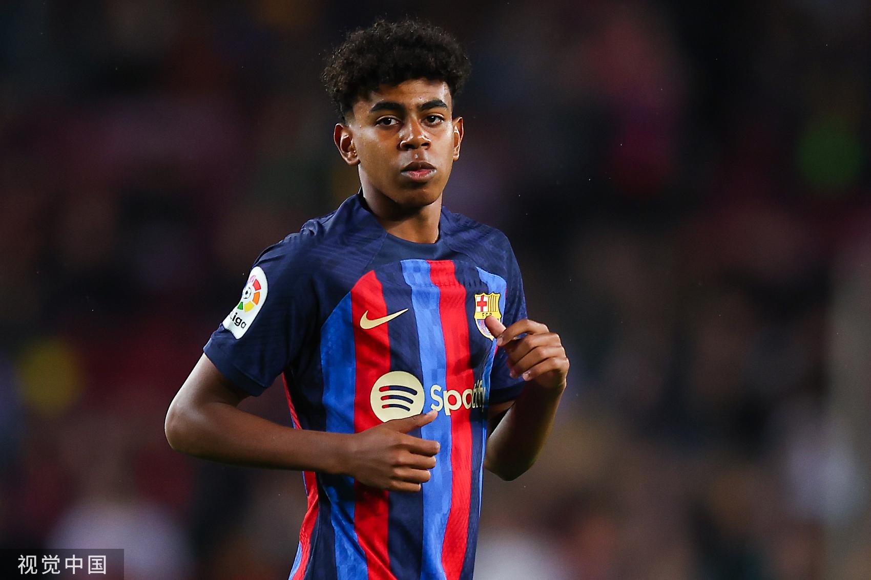 欧文突破防守助攻制胜（欧文强突送妙传锁定胜局）